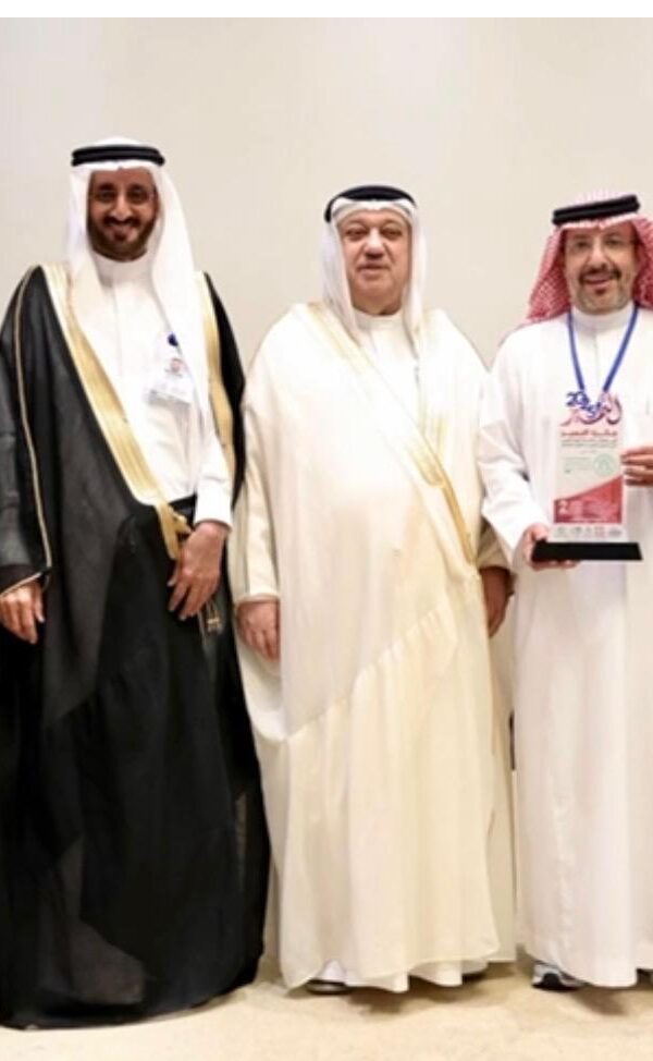 سعادة الرئيس والرئيس التنفيذي والمدير التنفيذي اثناء تسلم الجائزة 600x974