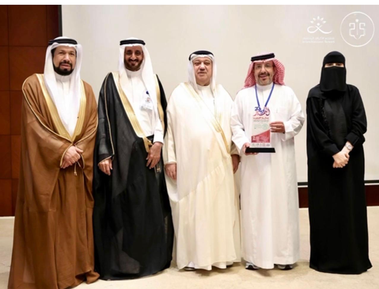 سعادة الرئيس والرئيس التنفيذي والمدير التنفيذي اثناء تسلم الجائزة